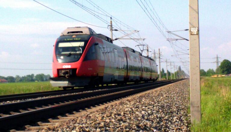 Nach Bahnunterführung ~300m