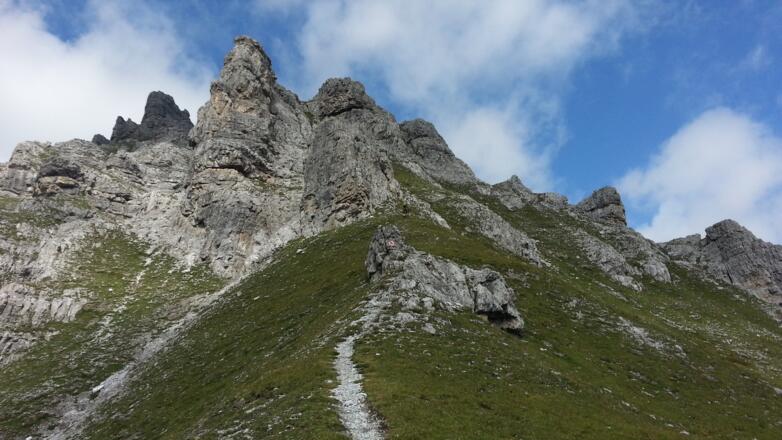 Auf den Wegpassagen helfen Markierungen bei der Orientierung.