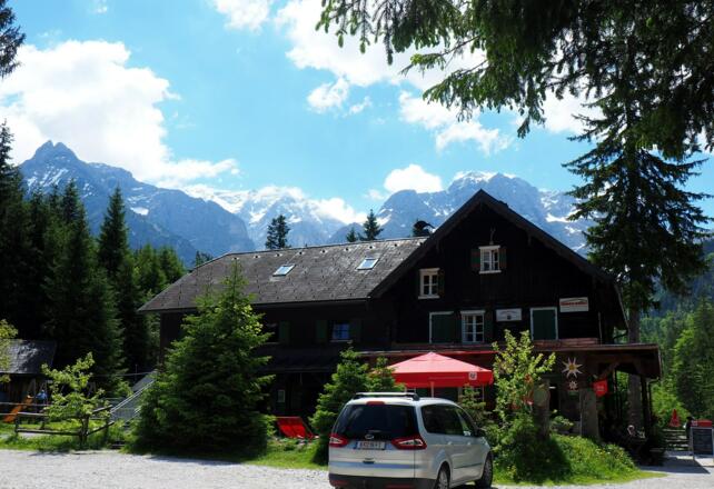 Almtalerhaus mit Zwilllingkogel links