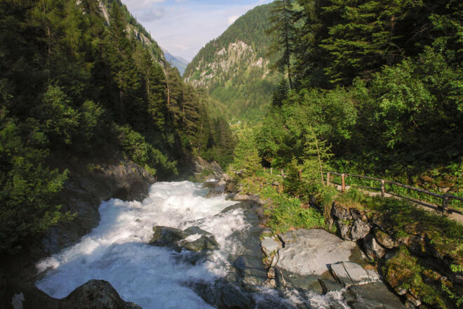 Weg entlang der Umfalfälle