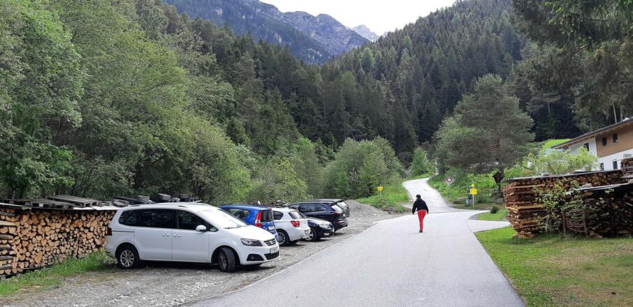 Parkplatz und Ausgangspunkt in Kampl.